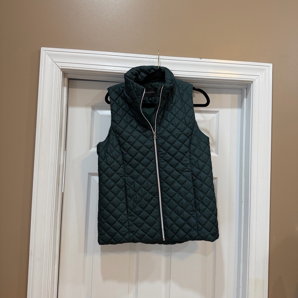 Quilted Vest with Zipper. Banana Republic. Dark Hunter green. Slight sparkle.